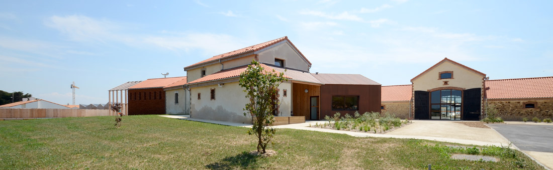 La cour de ferme avec son logis et sa grange La cour de ferme avec son logis et sa grange