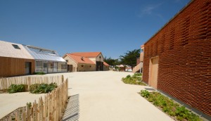 Le séchoir en tuile, le logement de fonction et la serre